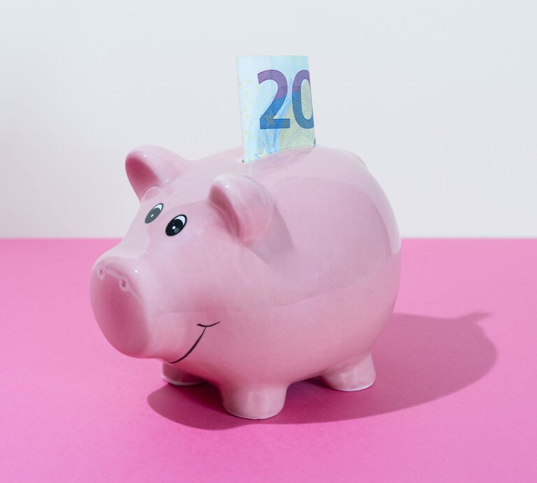 ein rosaSparschwein mit 20 Euro im Schlitz | © gettyimages/ Javier Zayas Photography
