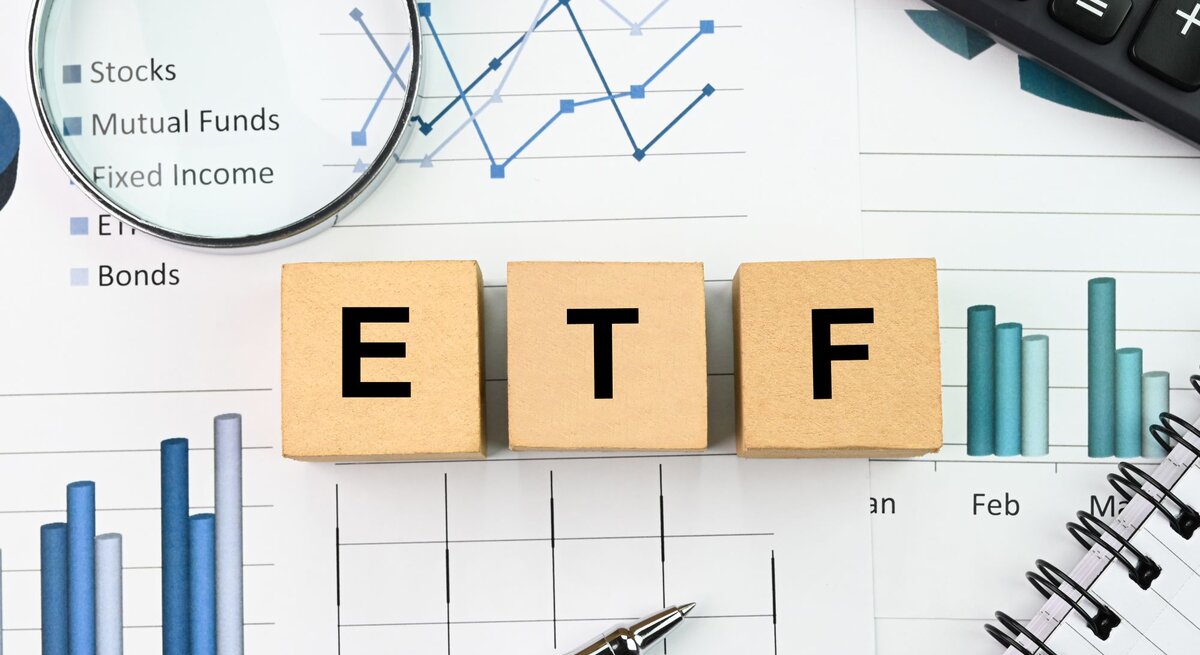 Zu sehen sind Blocklettern, die das Wort ETF ergeben
