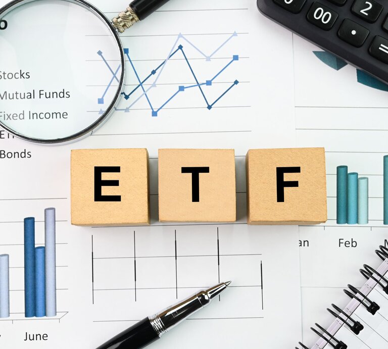Zu sehen sind Blocklettern, die das Wort ETF ergeben | © GettyImages/jayk7