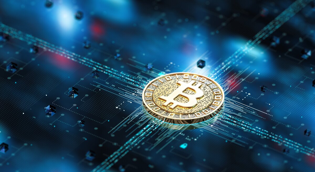 Zu sehen ist ein Bitcoin auf einem festplattenartigen Untergrund.