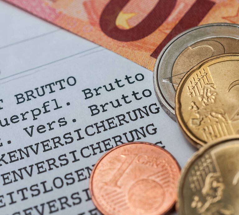 Über unterlagen  | © IMAGO / Zoonar