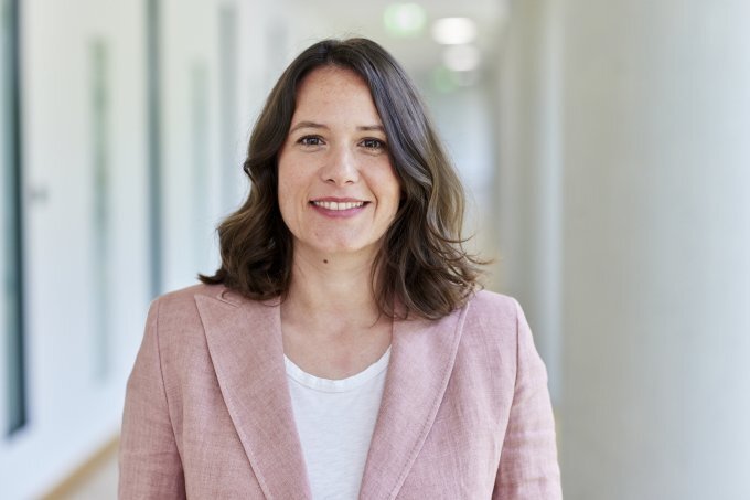 Dunkelhaarige, junge Frau mit rosa Blazer lächelt in die Kamera. Es handelt sich dabei um Katharina Lucà. Sie ist Unternehmenssprecherin beim ADAC e.V. | © ADAC/ Steffi Aumiller