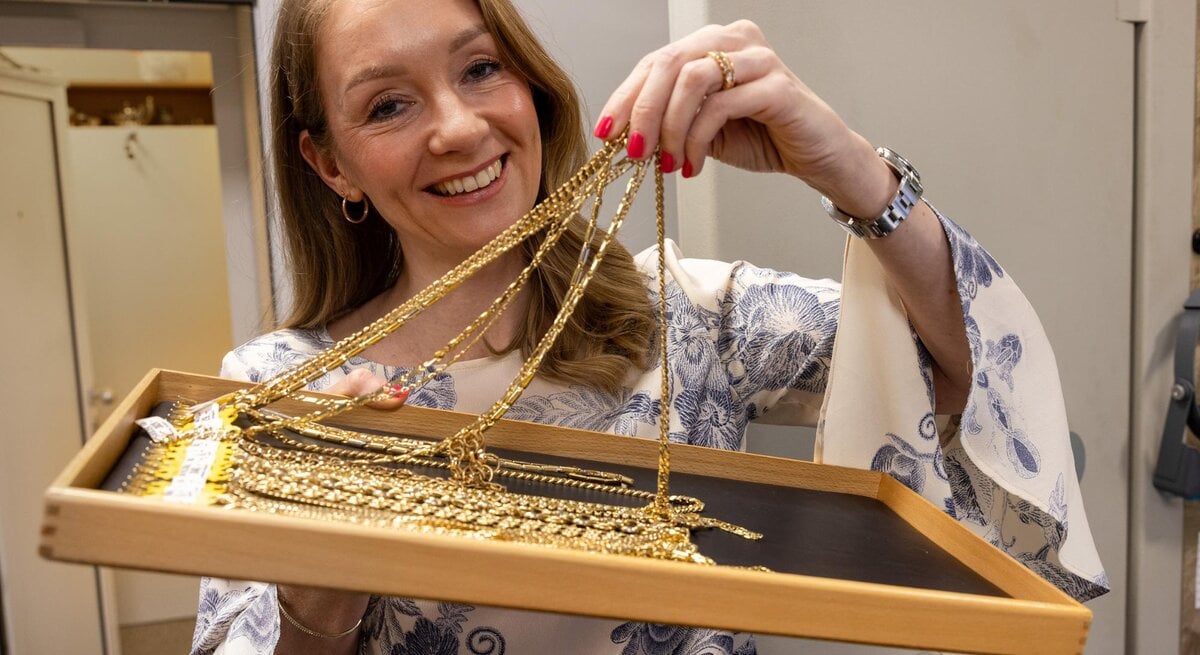 Anika mit dem „Bestseller“ – Schmuck aus Gold und Silber. 