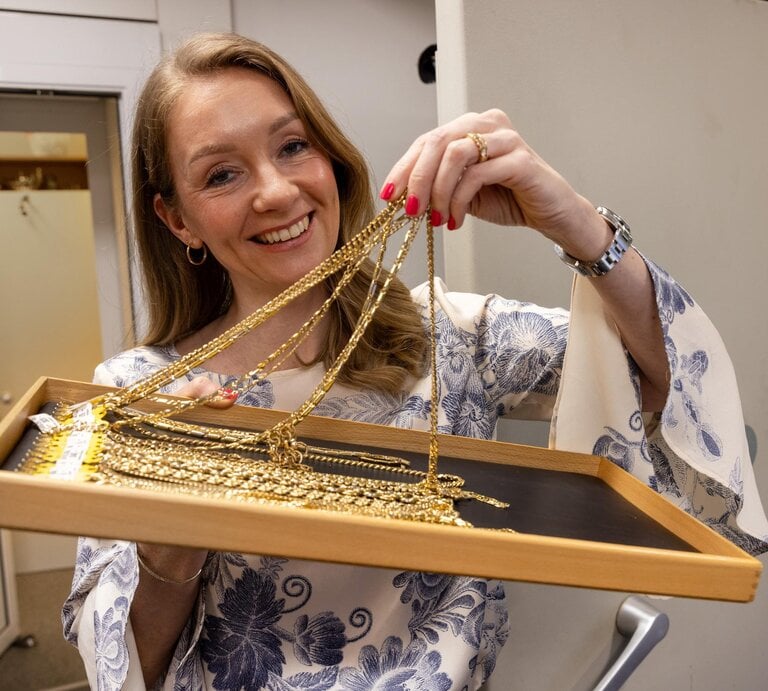 Anika mit dem „Bestseller“ – Schmuck aus Gold und Silber.  | © Georg Lukas