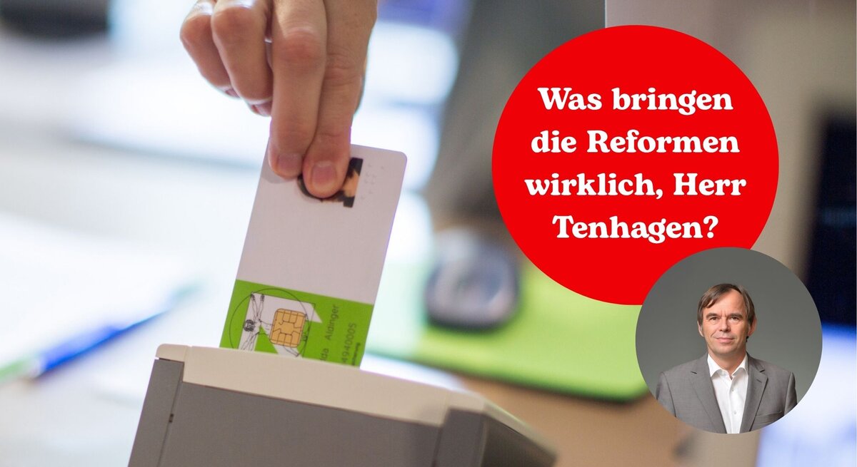 Person steckt eine Krankenkarte in ein Lesegerät beim Arzt. 
