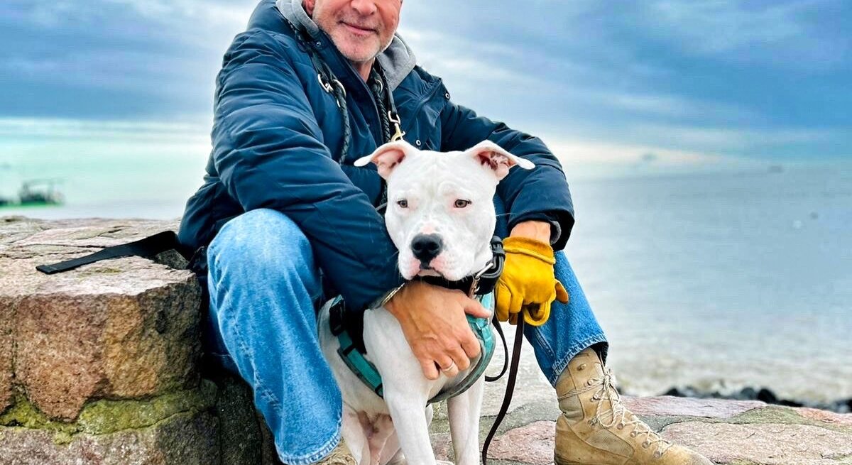 Moderator Jochen Bendel mit Hund Snoopy