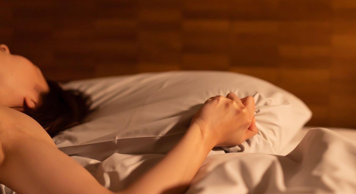 Frau empfindet Lust im Bett