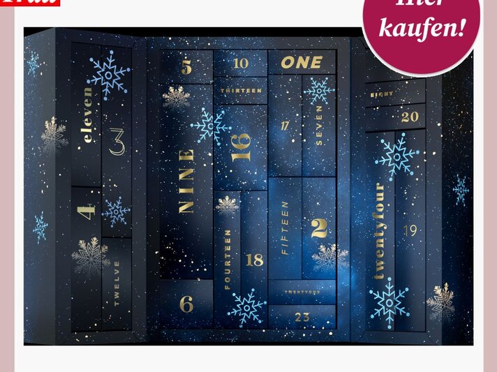 Dunkelblauer Adventskalender mit goldenen Zahlen, Schneeflocken und festlichem Design auf schlichtem Hintergrund. | © EIS.de