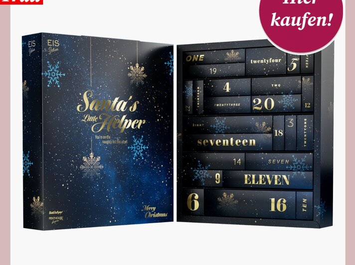 Dunkelblauer Adventskalender mit goldener Schrift "Santa's Little Helper" und Zahlen in verschiedenen Formaten, umgeben von Schneeflocken. | © EIS.de