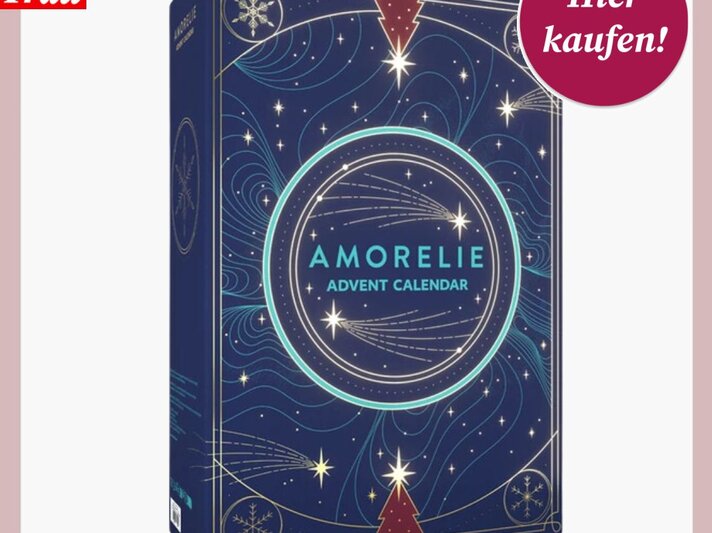 Dunkelblauer Amorelie-Adventskalender mit goldenen Sternen und Schneeflocken vor rotem "Hier kaufen!"-Button | © Amorelie