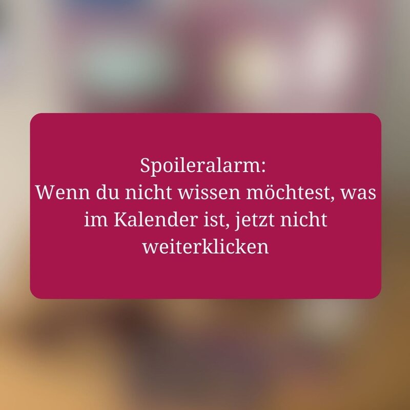 Unscharfer Hintergrund mit prominenter bordeauxroter Warnbox, die einen Spoileralarm für den Adventskalender ankündigt. | © BILD der FRAU