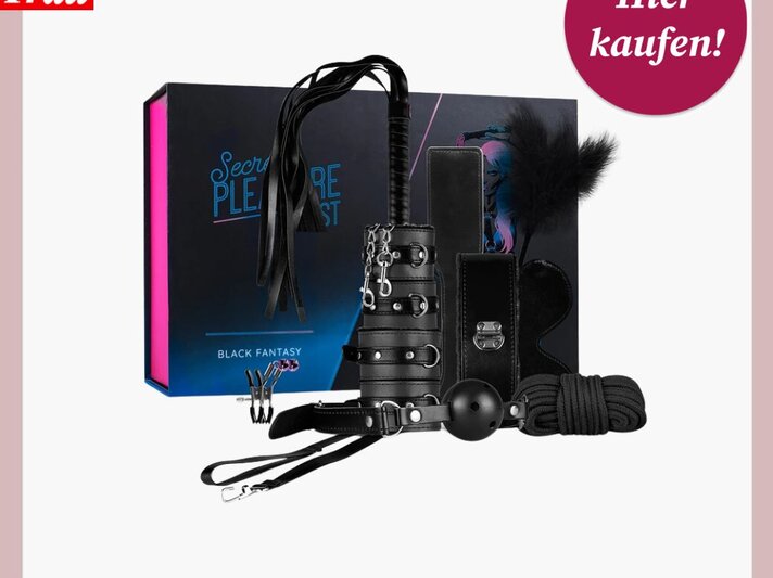 BDSM-Set inklusive Peitsche, Handschellen und Augenbinde, präsentiert vor stilvollem Verpackungsdesign. | © Amorelie