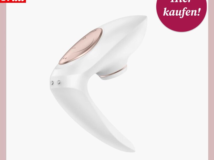 Ein eleganter weißer Vibrator mit roségoldenem Knopf, dargestellt vor einem grauen Hintergrund mit "Hier kaufen!"-Button. | © Amorelie