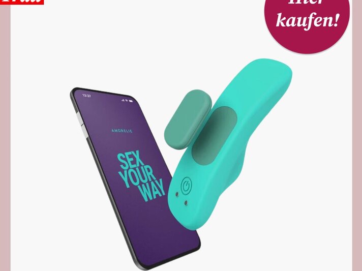 Smartphone mit "SEX YOUR WAY"-Anzeige und ein türkisfarbener Vibrator auf weißem Hintergrund. | © Amorelie