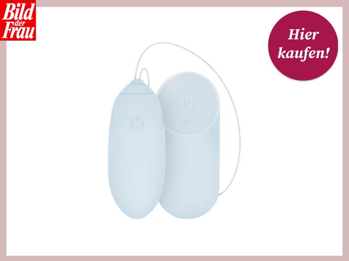 Ein Produktfoto des Vibrators "Luv Egg" in hellblau vor einem weißen Hintergrund. In der linken oberen Ecke ist das Logo der "Bild der Frau" und in der rechten oberen Ecke ein runder Button, der den Text "Hier kaufen!" enthält, zu sehen. | © Amorelie