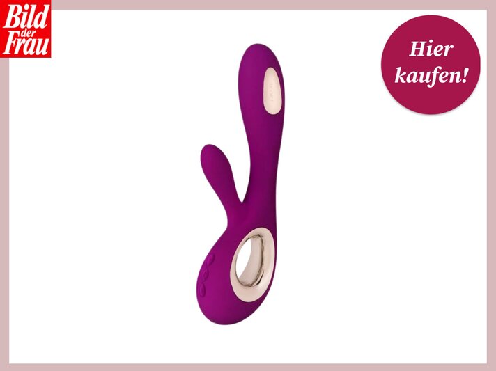 Ein Produktfoto des Rabbit-Vibrators "Soraya Wave" in Lila und Gold vor einem weißen Hintergrund. In der linken oberen Ecke ist das Logo der "Bild der Frau" und in der rechten oberen Ecke ein runder Button, der den Text "Hier kaufen!" enthält, zu sehen. | © Amorelie