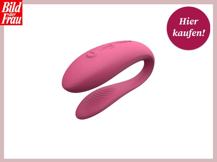 Ein Produktfoto des Paarvibrators "We - Vibe Sync Lite" in Pink vor einem weißen Hintergrund. In der linken oberen Ecke ist das Logo der "Bild der Frau" und in der rechten oberen Ecke ein runder Button, der den Text "Hier kaufen!" enthält, zu sehen. | © Amorelie