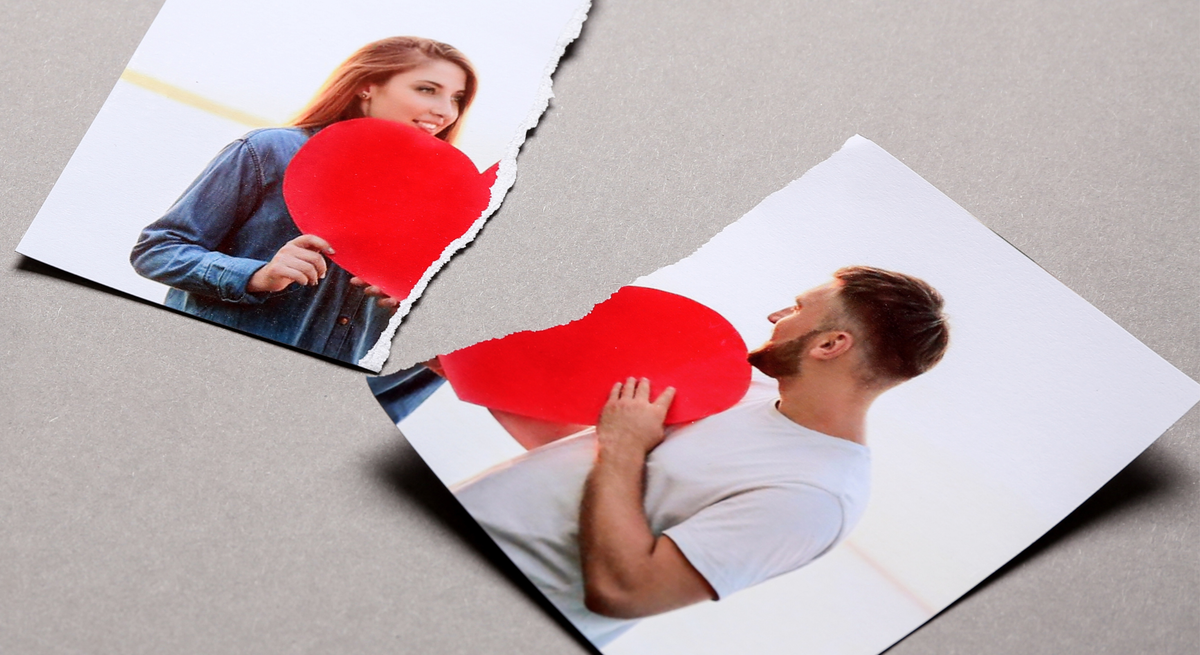 Zerrissenes Foto auf grauem Untergrund zeigt zwei Personen, jeweils mit einem roten Herz vor sich, getrennt durch einen Riss.