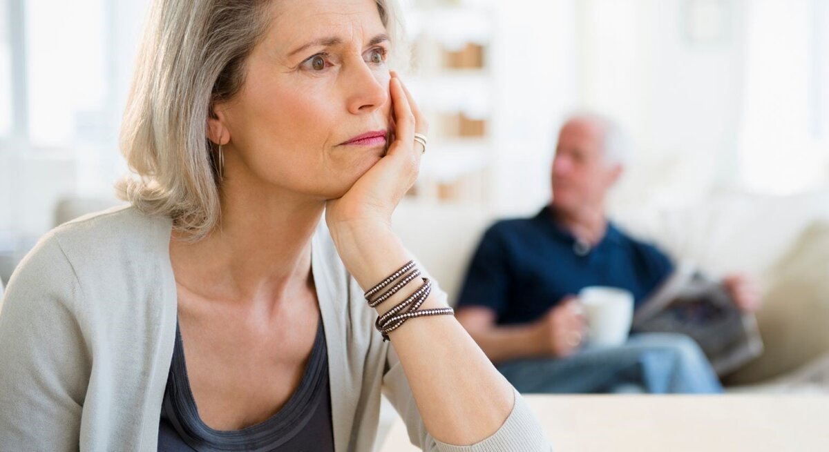 Nachdenkliche Frau und Mann mit Zeitung 