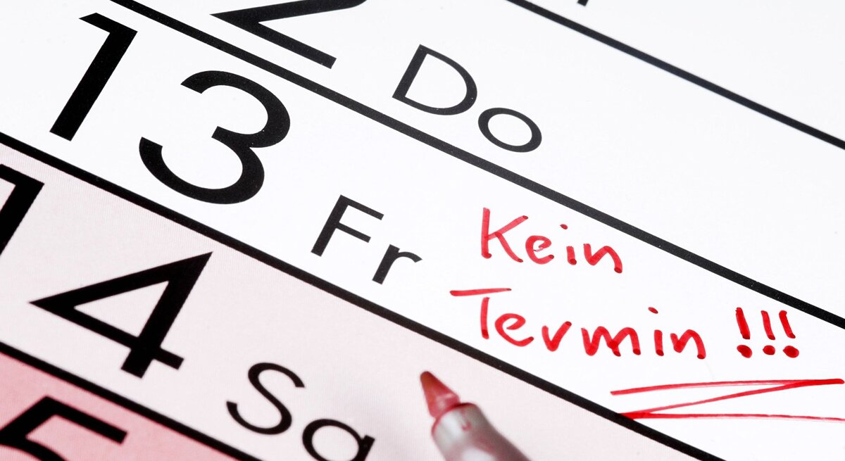 Nahaufnahme eines Kalenders mit dem markierten Datum Freitag, 13., auf dem mit rotem Stift „Kein Termin!!!“ notiert ist.