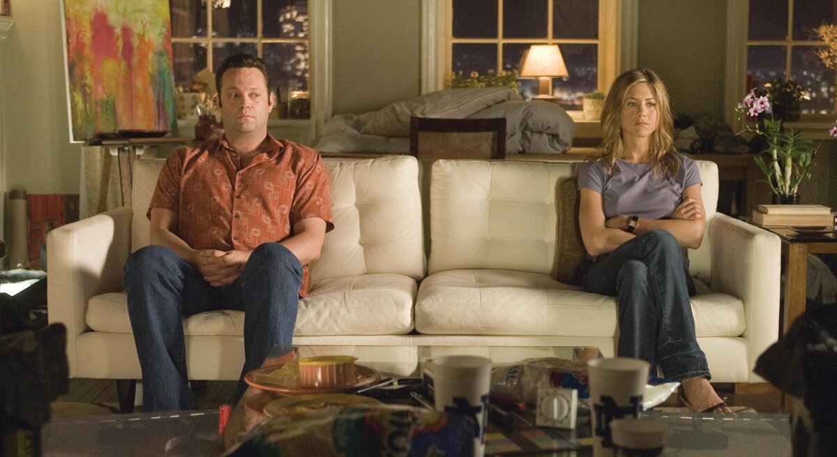 Vince Vaughn und Jennifer Aniston sitzen an gegenüberliegenden Enden eines Sofas.
