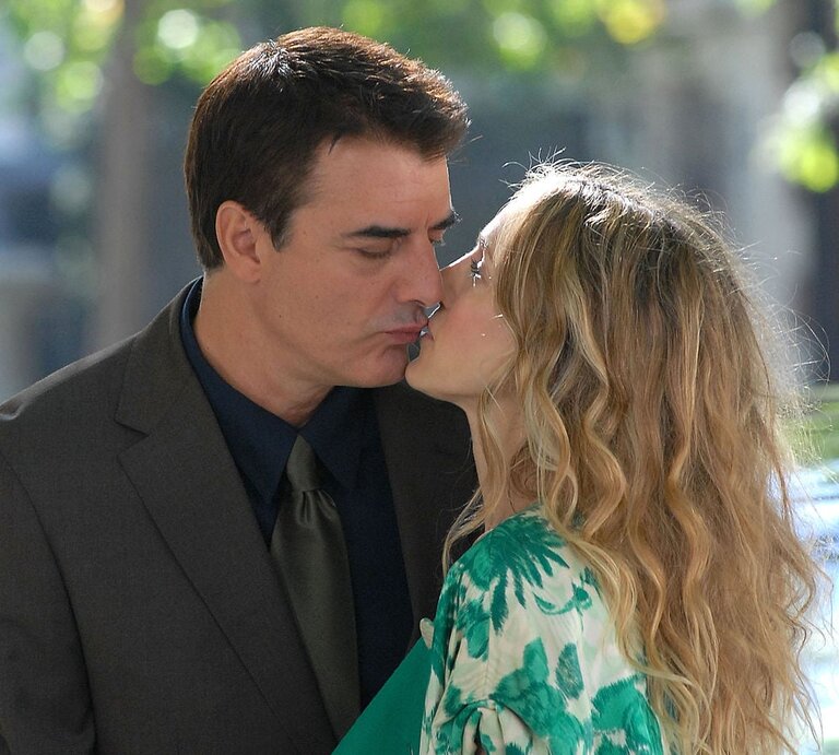 Sarah Jessica Parker und Chris Noth am Set von "Sex and the City: Der Film" | © Getty Images/ Bobby Bank