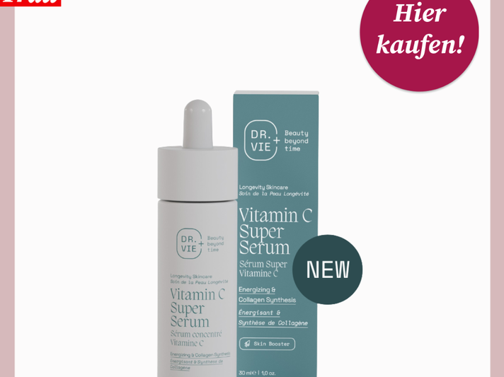 Weißes Serumfläschchen mit Pipette neben türkisfarbener Verpackung des neuen DR. VIE Vitamin C Super Serums auf weißem Hintergrund. | © Dr. Vie