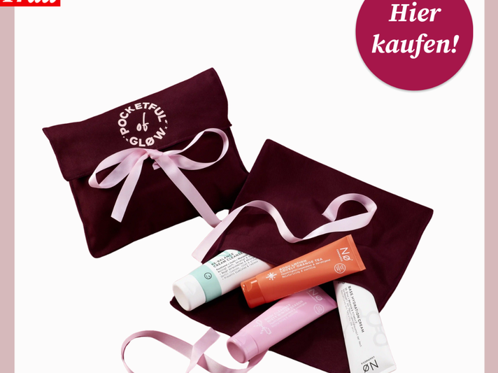 Vier bunte Kosmetik-Tuben liegen vor einem weinroten Stofftäschchen mit rosa Schleife und der Aufschrift „Pocketful of Glow“. | © Nø cosmetics/Canva/Collage:bildderfrau.de