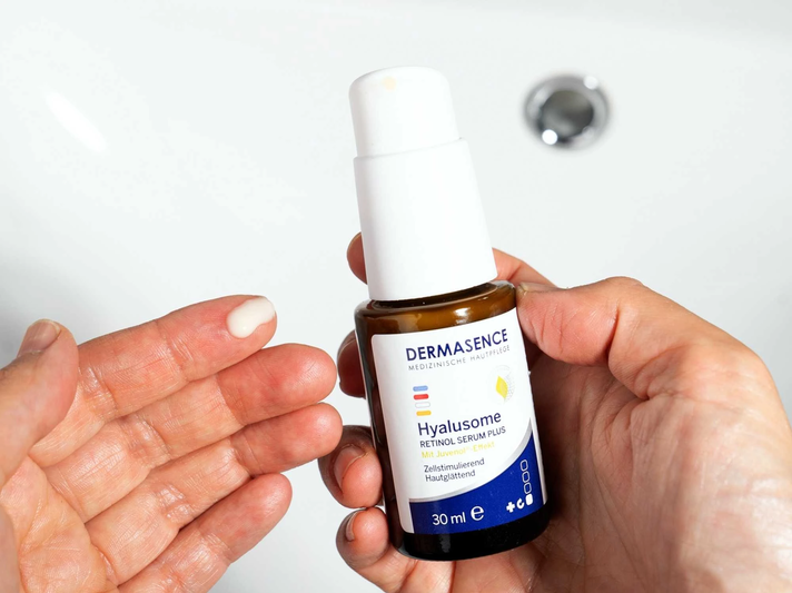 DERMSENCE Hyalusome Retinol plus Serum wird auf die Hände aufgetragen | © © DERMASENCE