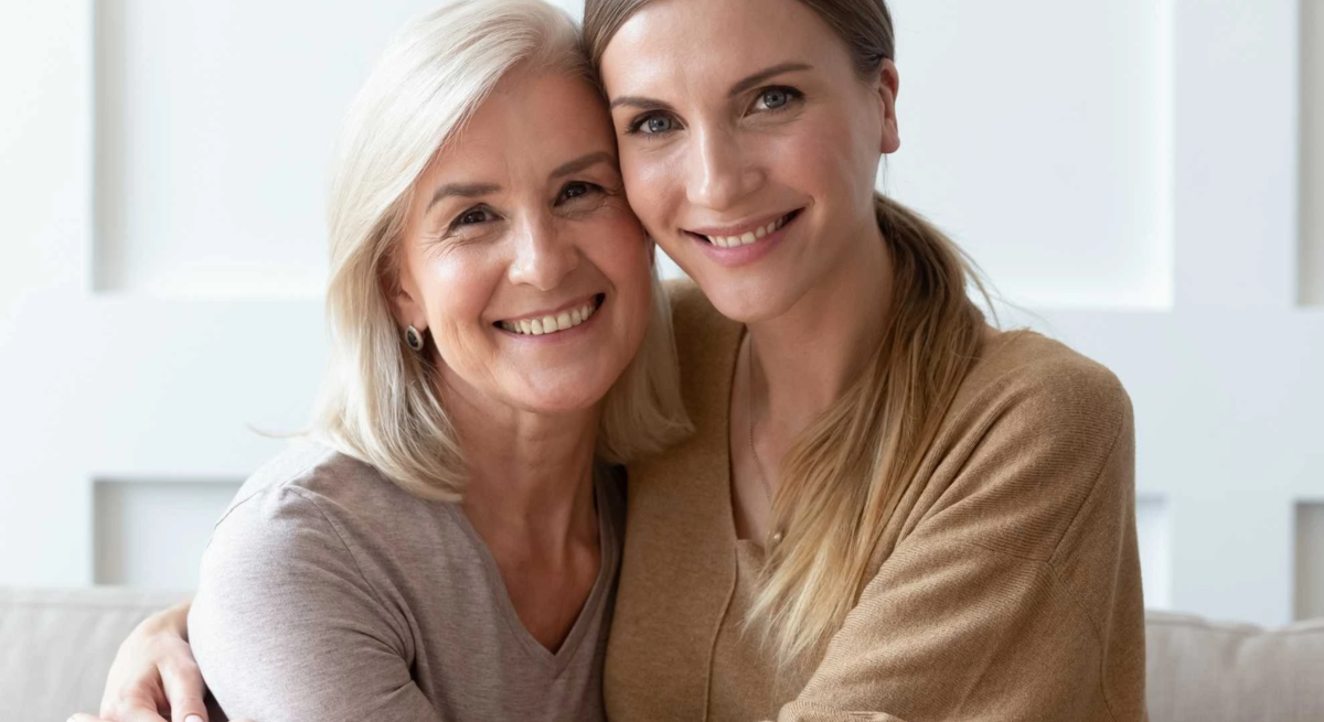 Frauen zwei Generationen umarmen sich