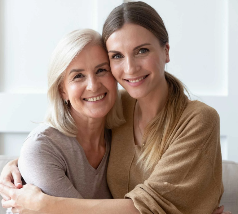 Frauen zwei Generationen umarmen sich | © © DERMASENCE – fizkes/Shutterstock.com