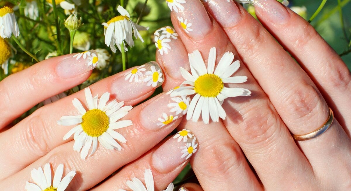 Zu sehen sind Nägel mit Blumendesign