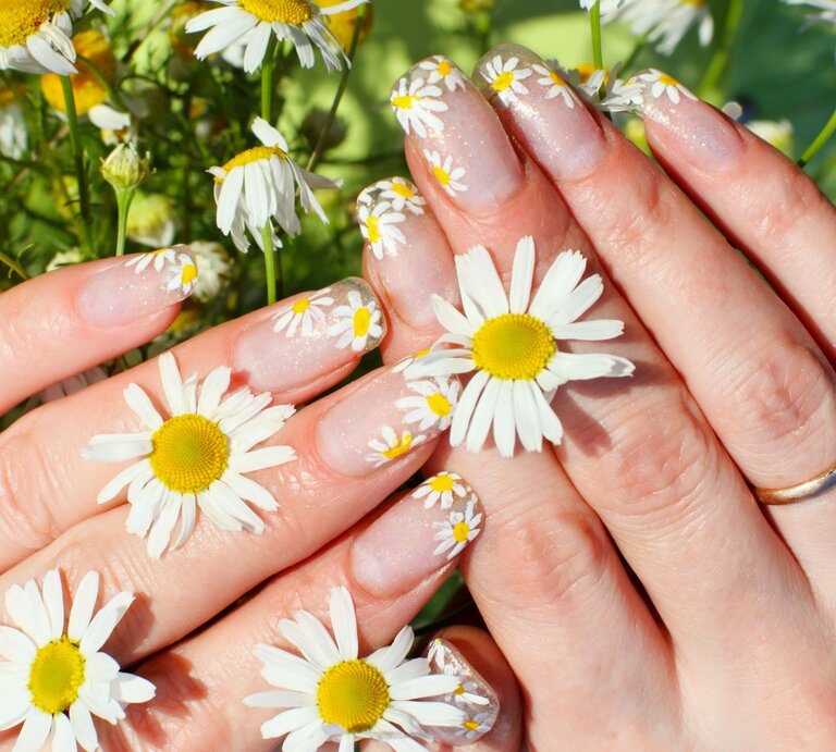 Zu sehen sind Nägel mit Blumendesign | © GettyImages/TatianaMironenko