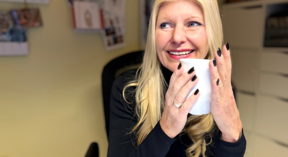 Topage-Model Renate Zott mit schwarzen Fingernägeln
