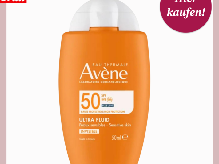 Orangefarbene Flasche Avène-Sonnencreme mit SPF 50 für sensible Haut, zentral vor weißem Hintergrund mit „Hier kaufen!“-Button | © Amazon/ Collage: bildderfrau.de