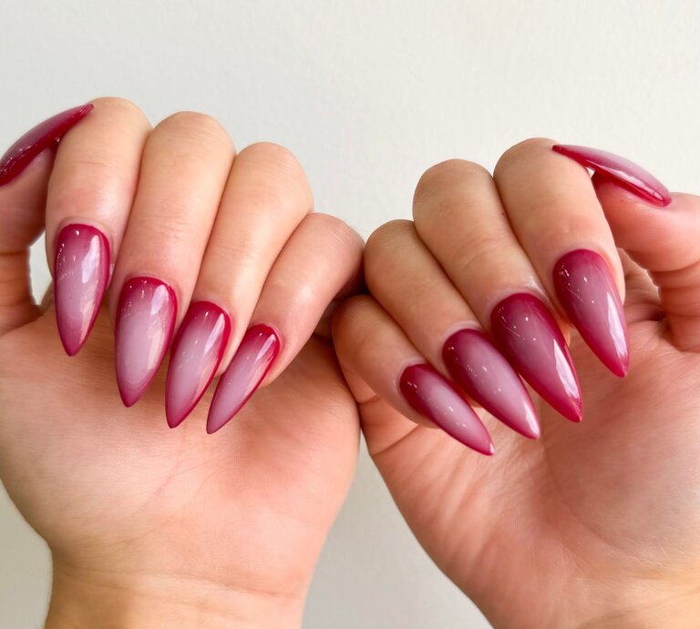 Zu sehen sind Nägel mit Aura Design | © Shutterstock/Julian Photo Nail