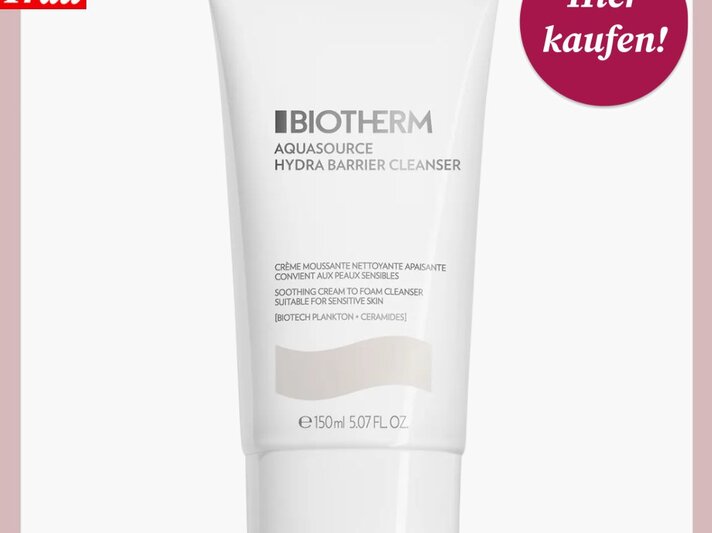 Eine weiße Tube des Biotherm Aquasource Hydra Barrier Cleansers mit dezenter Schrift auf hellem Hintergrund. | © Douglas