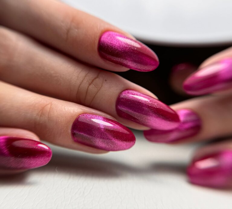 Zu sehen ist eine Maniküre mit der Cateye Technik | © Shutterstock/Natalia Dikova