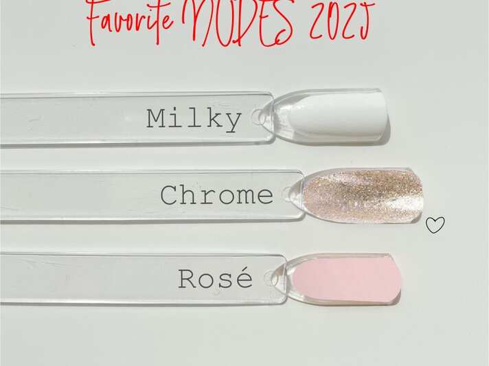 Drei Nagellackmuster in zarten Tönen „Milky“, „Chrome“ und „Rosé“ mit rotem Schriftzug „Favorite NUDES 2024“. | © Renate Zott