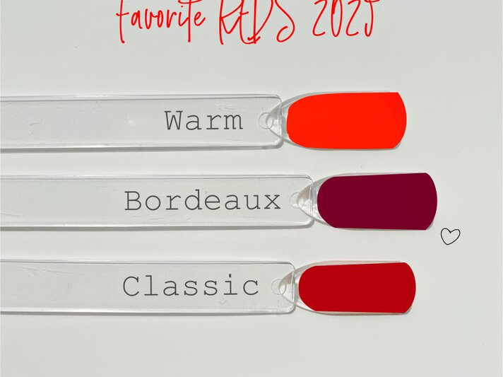 Drei Nagellackmuster in Rottönen „Warm“, „Bordeaux“ und „Classic“ mit rotem Schriftzug „Favorite REDS 2024“. | © Renate Zott