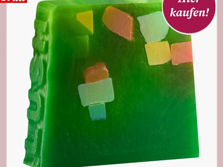 Eine grübe Seife mit bunten Elementen an der Oberseite wird von BILD der FRAU zum Kauf beworben. | © Lush