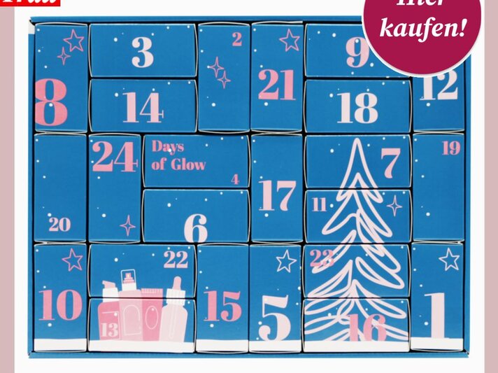 Blauer Adventskalender mit weißen und rosa Zahlen, gezeichnetem Weihnachtsbaum und Sternen, gefüllt mit Beauty-Produkten. | © Collage: Douglas/ BILD der FRAU