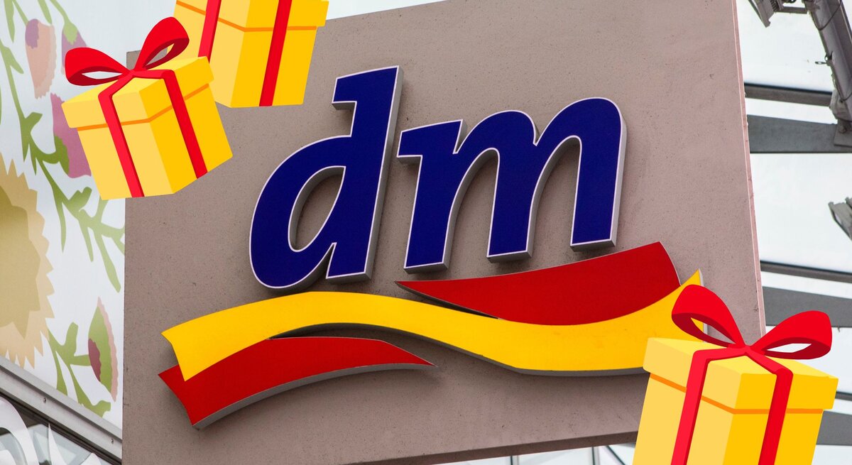 Das blau-rote dm-Logo auf einem Schild, umgeben von illustrativen gelben Geschenkpaketen mit roten Schleifen vor gläsernem Hintergrund.
