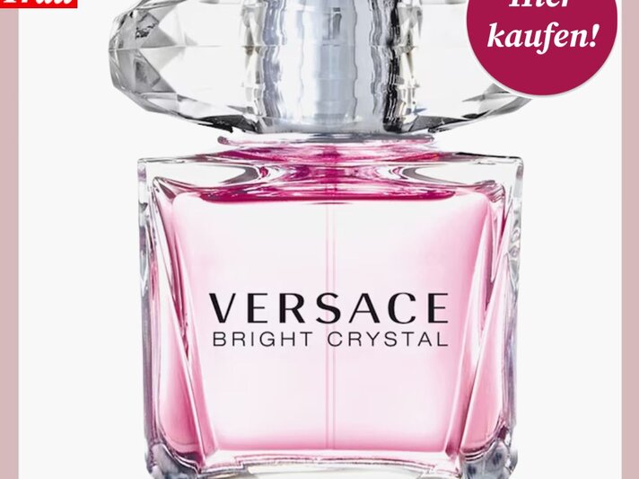 Nahaufnahme des Parfumflakons „Versace Bright Crystal“ mit transparentem Glas und funkelndem Verschluss. | © Douglas/ Collage: bildderfrau.de