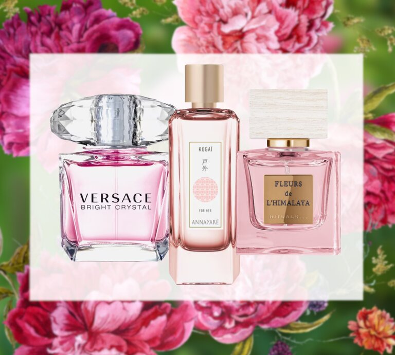 Elegante Parfumflaschen von Versace, Annayake und Rituals leuchten rosa vor einem floralen Hintergrund mit Pfingstrosen. | © Adobe Stock/ Birute Vijeikiene; PR; Collage: bilddderfrau.de