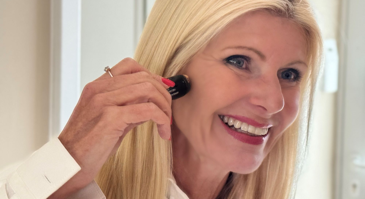 Topage-Model Renate Zott beim Auftragen von Contouring vor dem Spiegel