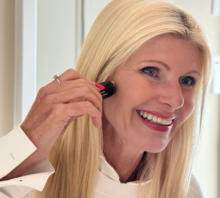 Topage-Model Renate Zott beim Auftragen von Contouring vor dem Spiegel | © Renate Zott