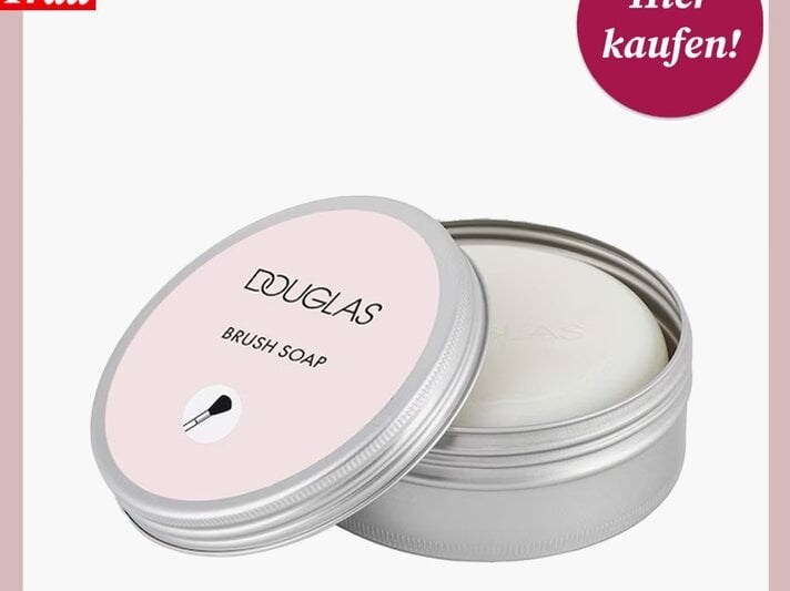 Runde Metall-Dose mit geöffnetem Deckel, darin eine feste weiße Seife mit der Aufschrift „Douglas Brush Soap“. | © Douglas