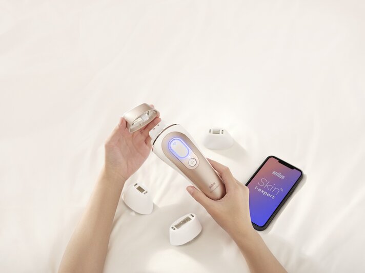 Das Braun Skin i-expert IPL und das Braun Silk-expert Pro 5 IPL sind als Ganzkörperlösung entwickelt und verfügen über passgenaue Aufsätze für verschiedene Körperzonen. | © Braun PR