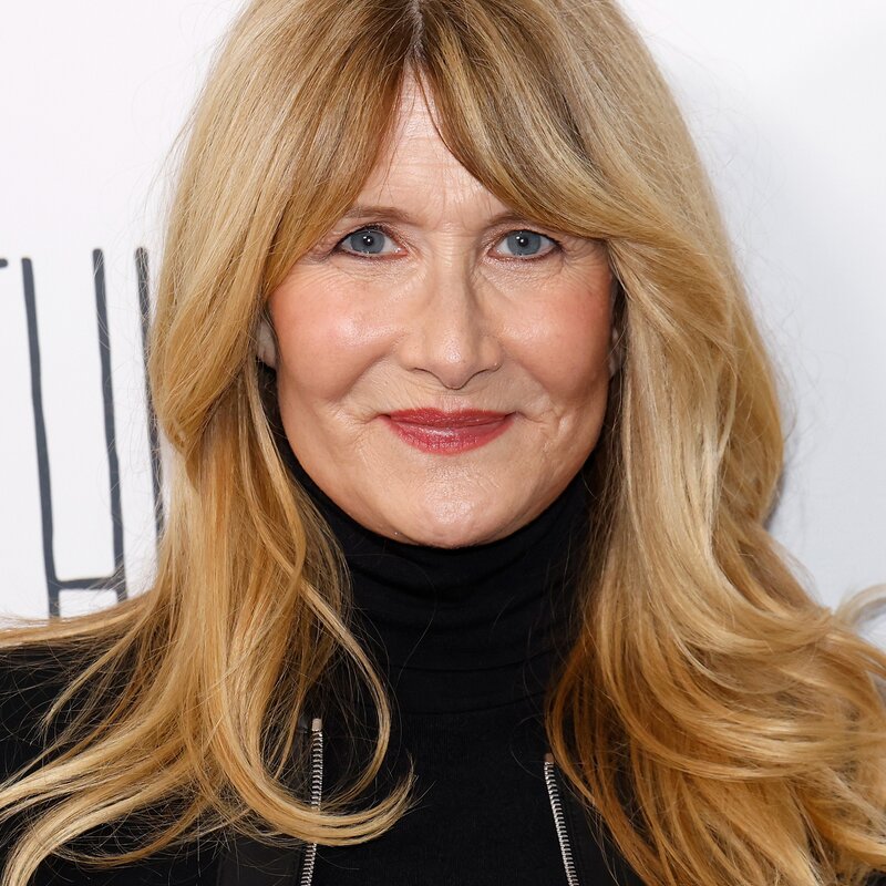 Schauspielerin Laura Gern mit langen Haaren und Curtain Bangs | © GettyImages/Taylor Hill 